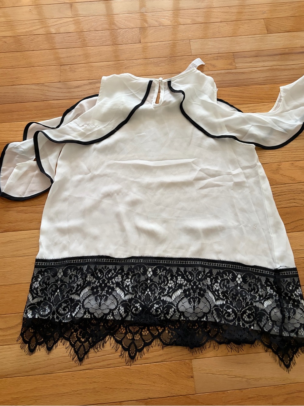 Women’s White Cold-Shoulder top with Black Lace Trim - size Medium NWT - Picture 4 of 6